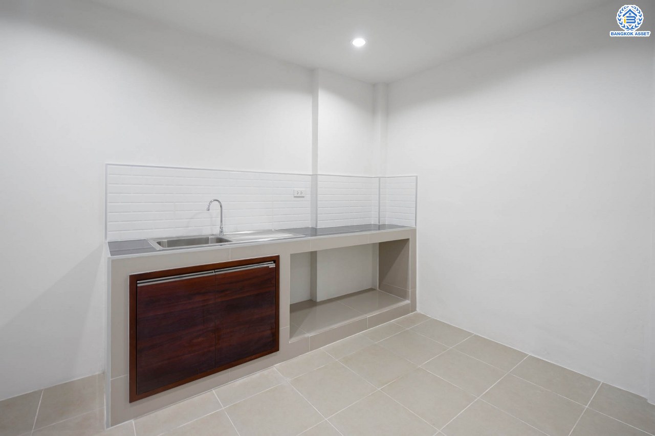 บ้านมือสองตกแต่งใหม่ ม.ไชน่าทาวน์ รามอินทรา เนื้อที่ 21 ตร.ว. ฟังก์ชัน 3 ห้องนอน 3 ห้องน้ำ จอดรถได้ 1 คัน สภาพแวดล้อมเยี่ยม เชื่อมต่อ ถ.ลาดปลาเค้า, ถ.เกษตร-นวมินทร์, ถ.รามอินทรา รถไฟฟ้าสายสีเขียว "สถานีเสนานิคม" และทางด่วน "ฉลองรัช"